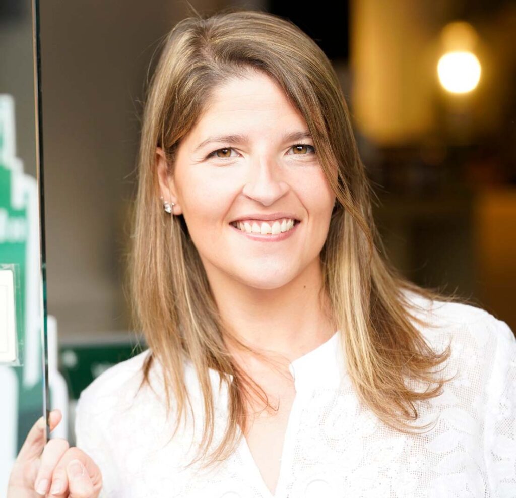 Paz Jim&eacute;nez Carrero, sonriente, en la puerta de su oleoteca
